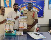 విజన్ ఆంధ్ర  క్యాలెండర్‌ను ఆవిష్కరించిన జోగిపేట సీఐ డి.అనిల్ కుమార్ 