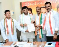 కాంగ్రెస్ పార్టీ బలపరిచిన   అభ్యర్థులకు బీ–ఫామ్ లు 