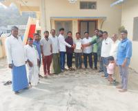 కూనిపూర్ గ్రామంలో సీఎంఆర్ఎఫ్ చెక్కును  అందజేసిన కాంగ్రెస్ నాయకులు.