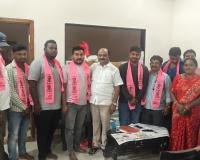 16వ వార్డులో కాంగ్రెస్ కు షాక్..  బిఆర్ఎస్ లో చేరిన కాంగ్రెస్ పార్టీ నుండి నామినేషన్ దాఖలు చేసిన అభ్యర్థి..
