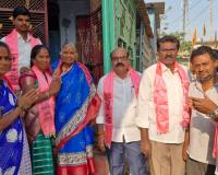 17వ వార్డు బిఆర్ఎస్ అభ్యర్థి ఎమ్.పద్మ ఇంటింటి ప్రచారం