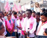 పలు వార్డులలో ఇంటింటి ప్రచారం నిర్వహించిన.... బిఆర్ఎస్ నాయకులు బాసు హనుమంతు నాయుడు 