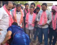 ఓట్ల కోసం పిల్లలతో కాళ్లు మొక్కించి..  వర్ధన్నపేటలో బీఆర్ఎస్ నేతల అత్యుత్సాహం!