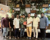  ఎన్‌ఆర్‌ఐ ఐటీ ప్రొఫెషనల్ శ్రీ రాధాకృష్ణ యాదవ్ గారికి 2026 హైదరాబాద్ జిల్లా డైరీని బహుమతిగా అందజేశారు