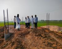 ఇందిరమ్మ ఇండ్లను పరిశీలిస్తున్న ఎంపీడీవో ఆనంద్.