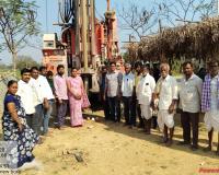 గుజిరితాండలో బోర్ వేయించిన సర్పంచ్ సుజాత...నీటి సమస్యకు చెక్