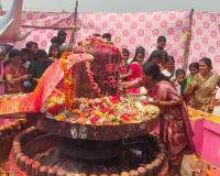 కోటి లింగాల జాతరకు పోటెత్తిన భక్తజనం --క్యూలైన్ల వద్ద బందోబస్తు నిర్వహిస్తున్న పోలీసులు....