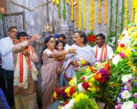 మనుమరాలితో  పరమశివుని చెంత మంత్రి పొంగులేటి దంపతులు.                   ‌