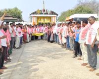 వేములవాడ రూరల్ మండలం ఎదురుగట్లలో కేసీఆర్ జన్మదిన వేడుకల సందడి.  