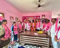  మధిర నియోజకవర్గ బీఆర్ఎస్ పార్టీ కార్యాలయంలో ఘనంగా మాజీ ముఖ్యమంత్రి కల్వకుంట్ల చంద్రశేఖర రావు గారి పుట్టినరోజు వేడుకలు