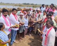 ఘనంగా కేసీఆర్ జన్మదిన వేడుకలు ..... ఉపాధి కూలీలకు అరటి పండ్ల పంపిణీ