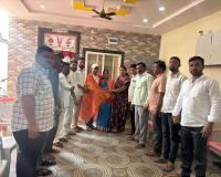 ఆదిలాబాద్ మున్సిపల్ చైర్మన్ ను మర్యాదపూర్వకంగా కలిసిన... గుడిహత్నూర్ సర్పంచ్ ఆడే శీల    