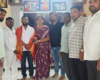 40 వార్డు కౌన్సిలర్ గా విజయం సాధించిన సాయి చరణ్ గౌడ్ ను శాలువాతో సన్మానించిన....ఆడే శీల