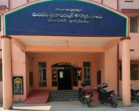 హుజూర్ నగర్ పట్టణంలోని మండల ప్రజా పరిషత్ (MPP) కార్యాలయ ఆవరణలో దేశ గౌరవానికి చిహ్నమైన జాతీయ జెండాను ఎగురవేసే దిమ్మెను దుండగులు ధ్వంసం చేశారు.