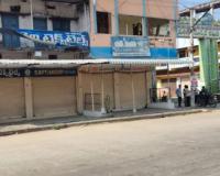 బాన్సువాడలో స్వచ్ఛందంగా  బందు పాటిస్తున్న వ్యాపారస్తులు.