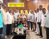  నూతనంగా ఎన్నికైన నిర్మల్ మున్సిపల్ చైర్మన్ శ్రీ అప్పల కావ్య గణేష్ గారిని సన్మానించిన పలువురు పెద్ద మనుషులు 