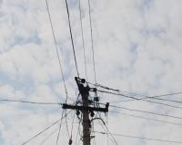 వేలాడుతున్న విద్యుత్ తీగలు… పట్టించుకోని అధికారులు