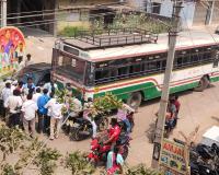 కారును ఢీకొన్న ఆర్టీసీ బస్సు. 