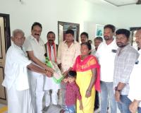 ఇందిరమ్మ ఇళ్లు గృహ ప్రవేశ కార్యక్రమంలో పాల్గొన్న   రాష్ట్ర గిడ్డంగుల సంస్ధ చైర్మన్ రాయల నాగేశ్వరరావు,  డిసిసి అధ్యక్షులు పువ్వాళ్ళ దుర్గాప్రసాద్..