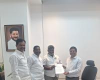 మొక్కజొన్న కొనుగోలు కేంద్రాలు ఏర్పాటు చేయాలని ఉన్నతాధికారులకు వినతి పత్రం అందజేసిన :మార్కెట్  చైర్మన్ పాలాయి శ్రీనివాస్ 