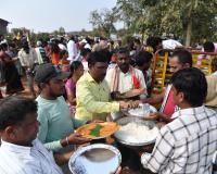 బాధితులకు ఆకలి తీర్చిన ఎంపీ రవిచంద్ర 