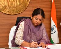 కరీంనగర్ జిల్లా కలెక్టర్ గా బాధ్యతలు స్వీకరించిన చిత్రా మిశ్రా. 