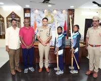 సహాయం అన్నవారికి ఆపన్న హస్తం అందిస్తూ ఆదుకుంటున్న ఆదిలాబాద్ రూరల్ ఎస్సై వి విష్ణువర్ధన్.  -----  అభినందించిన జిల్లా ఎస్పీ అఖిల్ మహాజన్