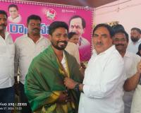 చకిలేల మణిరాజ్ ను సన్మానించి న మాజీ మంత్రి ఎర్రబెల్లి దయాకర్ రావు..