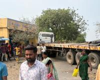 గుడిహత్నూర్‌లో ట్రైలర్ లారీ బీభత్సం.... ఘోర రోడ్డు ప్రమాదం    