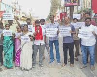 ప్రధాన రహదారులపై భారీ గుంతలు – అధికారుల నిర్లక్ష్యంపై నిరసన తక్షణ చర్యలు కోరుతూ ఆకుల సతీష్ టీం ఆగ్రహం