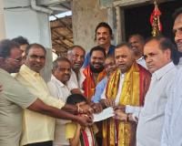 చెరుకుపల్లి కాలనీ–1లో నల్లపోచమ్మ ఆలయ పునర్నిర్మాణానికి రూ.2 లక్షల విరాళం