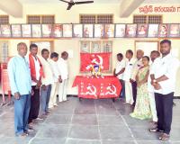 అమరజీవి కామ్రేడ్ సంగు రవీందర్ గారి స్ఫూర్తితో కేంద్ర, రాష్ట్ర ప్రభుత్వాలు అనుసరిస్తున్న విధానాలకు వ్యతిరేకంగా పోరాడండి      -- కొండమడుగు నర్సింహ, గద్దె నర్సింహ లు పిలుపు