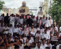 రాహుల్ అరెస్ట్‌ను ఖండించి కాంగ్రెస్ భారీ ధర్నా