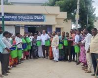 ఇంటింటికి రెండు చెత్త బుట్టల పంపిణీ.