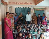 విద్యార్థులకు స్టీల్ ప్లేట్లు, గ్లాసుల పంపిణీ