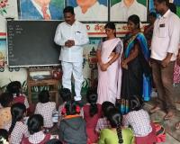 విద్యార్థులకు అప్యాయ బోధన చేసిన మాజీ మంత్రి