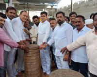 కేటీఆర్ జన్మదినం సందర్భంగా వేములవాడలో ప్రత్యేక పూజలు, పండ్ల పంపిణీ