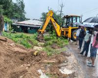 కాళేశ్వరం ఎస్టీ కాలనీలో వర్షపు నీటి నిల్వ తొలగింపు పనులు 