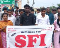 ఢిల్లీలో విద్యార్థులపై లాఠీచార్జీ అమానుషం