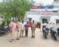 కుక్కల బారి నుండి నెమలిని కాపాడిన స్థానిక యువకుడు