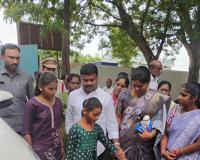 అమ్మను కోల్పోయిన చిన్నారి 