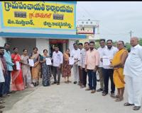 ఇందిరమ్మ ఇళ్ల లబ్ధిదారులకు ప్రొసీడింగ్ కాపీల పంపిణీ