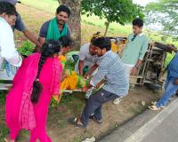 సాయన్నపేట మూలమలుపు వద్ద ఆటో బోల్తా