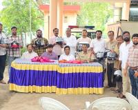 జర్నలిస్ట్ లకు హెల్మెట్ లను పంపిణీ చేసిన డాక్టర్ కృష్ణమూర్తి