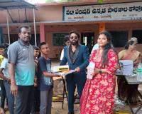 విద్యార్థులకు స్కూల్ బ్యాగులు, పుస్తకాలు పంపిణీ