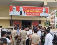 బండి సంజయ్ ఇంటి వద్ద బీజేపీ -కాంగ్రెస్ ఘర్షణ
