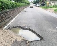 గుంతల మయంగా  ప్రధాన రహదారి