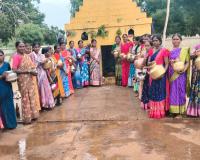 బీటలువారిన నేల... పెద్దమ్మ తల్లి సన్నిధిలో జలాభిషేకం