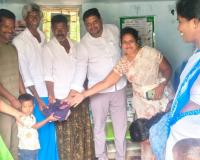 అంగన్వాడీ  పిల్లలకు యూనిఫామ్ పంపిణీ