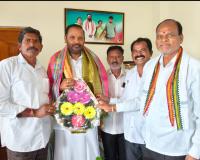 ప్రభుత్వ విప్ విజయరమణా రావుకు శుభాకాంక్షలు తెలిపిన నాయకులు.
